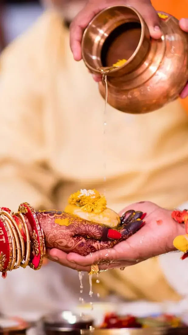 Indian Marriage Rituals Hindi: अजीब परंपरा! यहाँ शादी के बाद एक-दूसरे पर थूकते हैं दूल्हा-दुल्हन