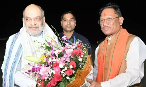 Amit Shah Raipur Visit 2025: रायपुर एयरपोर्ट पर अमित शाह का भव्य स्वागत, मुख्यमंत्री विष्णुदेव साय ने पुष्पगुच्छ देकर किया अभिनंदन!