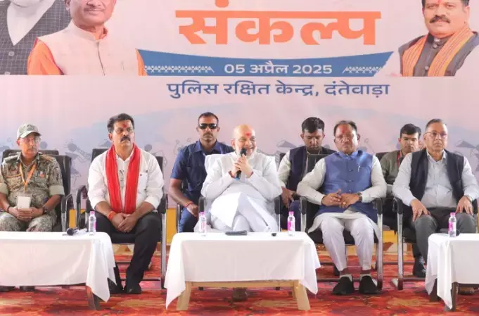 अमित शाह ने दंतेवाड़ा में सुरक्षा बल के जवानों से की मुलाकात, कहा-लाल आतंक के अंत में सुरक्षा बलों की भूमिका सराहनीय अमित शाह ने दंतेवाड़ा में सुरक्षा बल के जवानों से की मुलाकात, कहा-लाल आतंक के अंत में सुरक्षा बलों की भूमिका सराहनीय