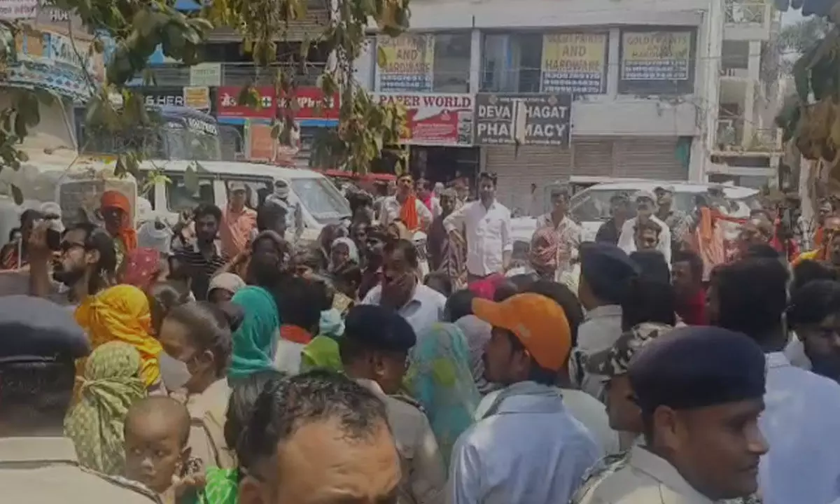 Durg News: थाने में बच्ची का शव रखकर प्रदर्शन, स्थिति अनकंट्रोल, पुलिस और लोगों के बीच झूमाझटकी...स्थिति तनावपूर्ण Durg News: थाने में बच्ची का शव रखकर प्रदर्शन, स्थिति अनकंट्रोल, पुलिस और लोगों के बीच झूमाझटकी...स्थिति तनावपूर्ण
