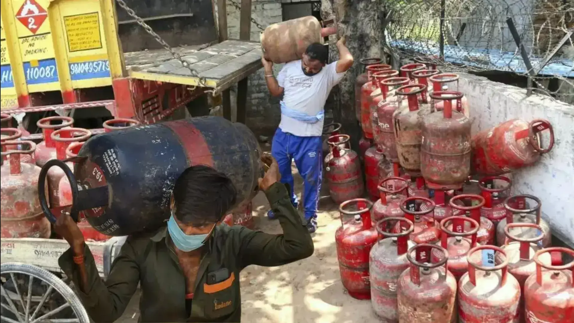 LPG price hike April 2025: LPG सिलेंडर पर मंहगाई का वार! घरेलू गैस हुई महंगी, उज्जवला लाभार्थी भी नहीं बचे
