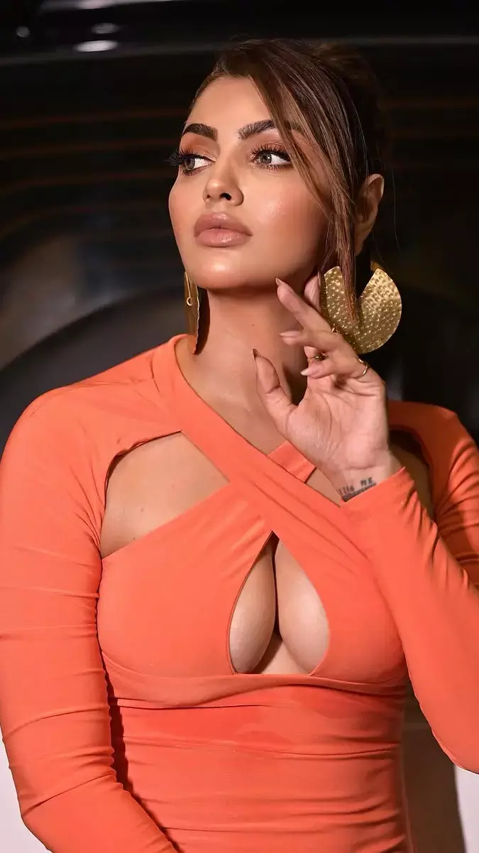 ऑरेंज टाइट ड्रेस में Akanksha Puri ने मचाई तबाही!, हॉट फिगर देख लोग बैचेन...