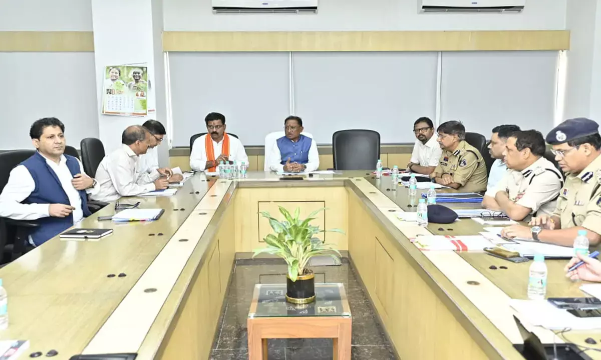 Chhattisgarh News: CM विष्णु देव ने गृह विभाग की ली बैठक, पुलिस अफसरों से बोले-पीड़ितों को समय पर न्याय दिलाना सरकार की प्राथमिकता... Chhattisgarh News: CM विष्णु देव ने गृह विभाग की ली बैठक, पुलिस अफसरों से बोले-पीड़ितों को समय पर न्याय दिलाना सरकार की प्राथमिकता...