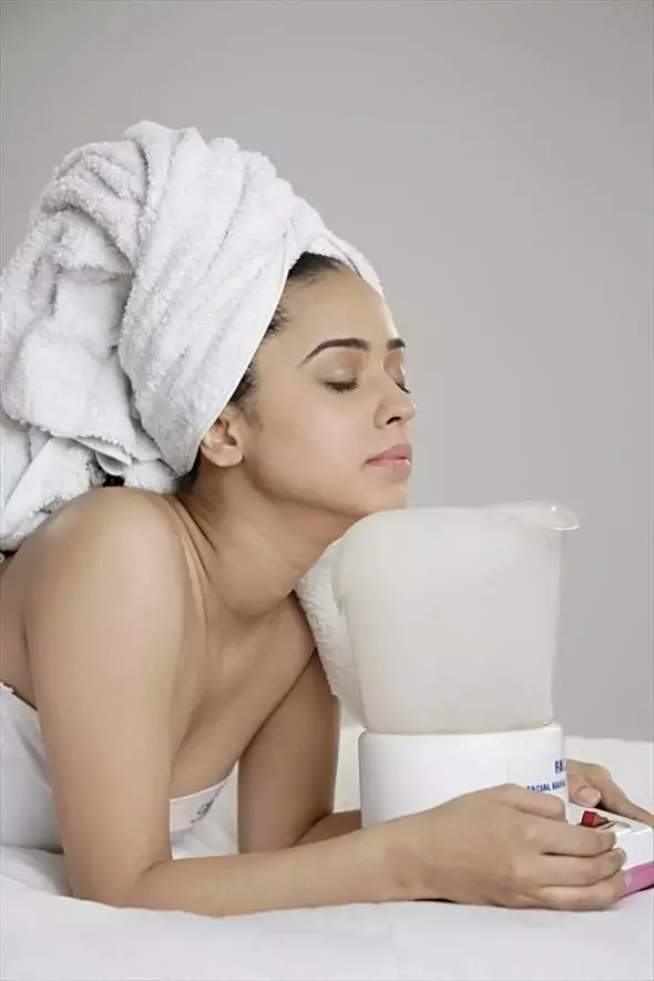 Steam Facial At Home: घर पर पार्लर जैसा स्टीम फेशियल कैसे करें?