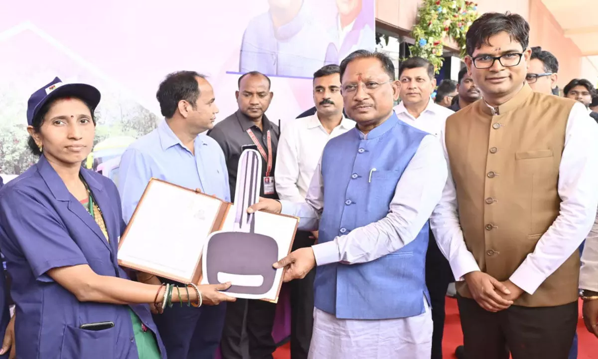 मुख्यमंत्री विष्णु देव साय ने नवा रायपुर में ई-ऑटो सेवा का किया शुभारंभ, बोले-यह केवल परिवहन सेवा का शुभारंभ नहीं, महिलाओं में स्वावलंबन और उद्यमिता को बढ़ावा देने का है सशक्त प्रयास मुख्यमंत्री विष्णु देव साय ने नवा रायपुर में ई-ऑटो सेवा का किया शुभारंभ, बोले-यह केवल परिवहन सेवा का शुभारंभ नहीं, महिलाओं में स्वावलंबन और उद्यमिता को बढ़ावा देने का है सशक्त प्रयास