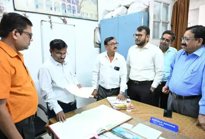 एक्शन में सरकार: कमिश्नर के औचक निरीक्षण में मिली गड़बड़ी, रिकार्ड दुरुस्त नहीं रखने वाले क्लर्क को शोकाज नोटिस एक्शन में सरकार: कमिश्नर के औचक निरीक्षण में मिली गड़बड़ी, रिकार्ड दुरुस्त नहीं रखने वाले क्लर्क को शोकाज नोटिस