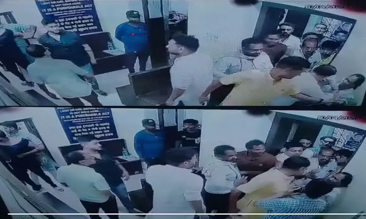 Janjgir News: डॉक्टर की पिटाई, शिकायत लेकर थाने पहुंचे तो पुलिस ने उनके खिलाफ ही कर दी FIR Janjgir News: डॉक्टर की पिटाई, शिकायत लेकर थाने पहुंचे तो पुलिस ने उनके खिलाफ ही कर दी FIR
