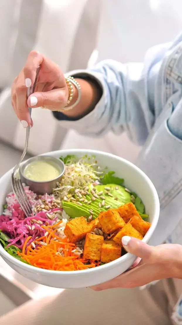 Chanakya Niti: स्वस्थ रहने के लिए रोजाना करें इन चीजों का सेवन