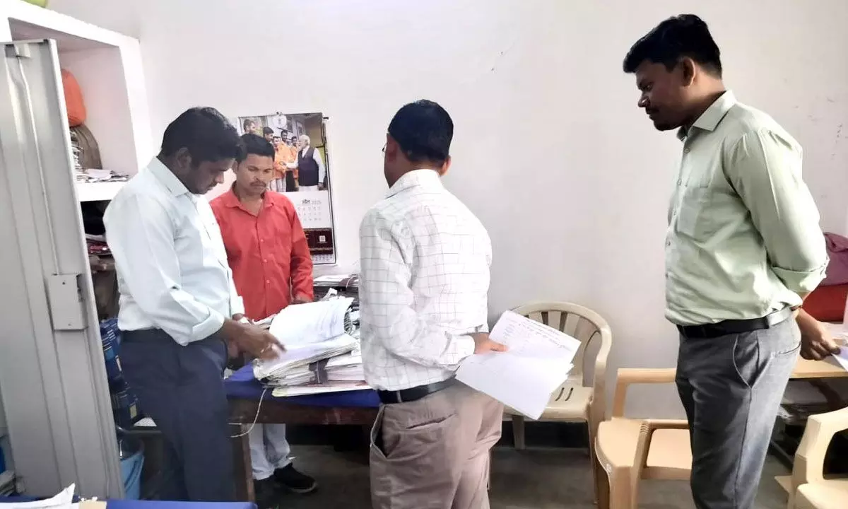Jagdalpur News: एक्शन में कलेक्टर, नायब तहसीलदार को स्पष्टीकरण और रीडर को निलंबित करने के दिए निर्देश... Jagdalpur News: एक्शन में कलेक्टर, नायब तहसीलदार को स्पष्टीकरण और रीडर को निलंबित करने के दिए निर्देश...