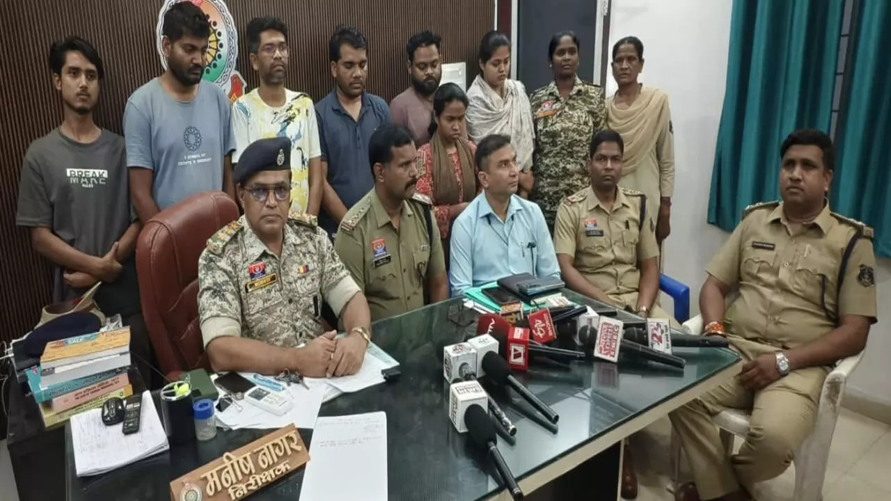 Kanker news: लोन दिलाने के नाम पर साढ़े तीन करोड़ की ठगी, सात आरोपी गिरफ्तार Kanker news: लोन दिलाने के नाम पर साढ़े तीन करोड़ की ठगी, सात आरोपी गिरफ्तार
