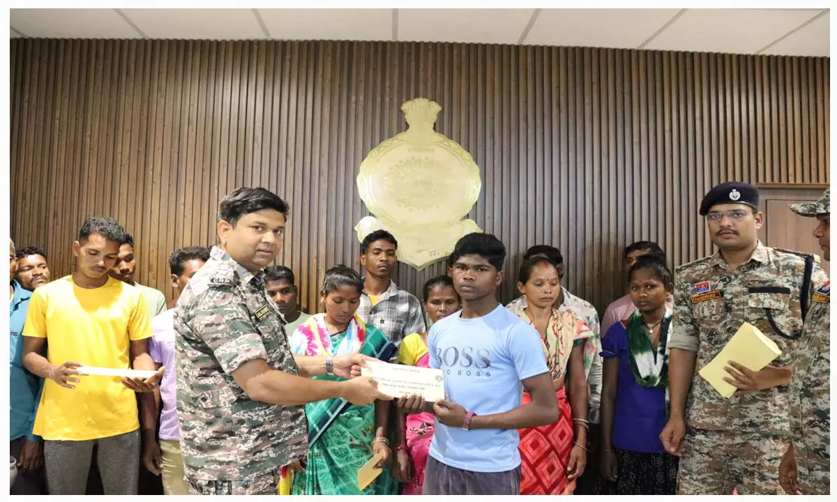 CG Naxal News: हथियार के साथ आत्मसमर्पण करने वाले नक्सलियों को सरकार देगी लाखों रूपए, LMG के बदले 5 लाख, एके-47 पर 4 लाख मिलेंगे... CG Naxal News: हथियार के साथ आत्मसमर्पण करने वाले नक्सलियों को सरकार देगी लाखों रूपए, LMG के बदले 5 लाख, एके-47 पर 4 लाख मिलेंगे...