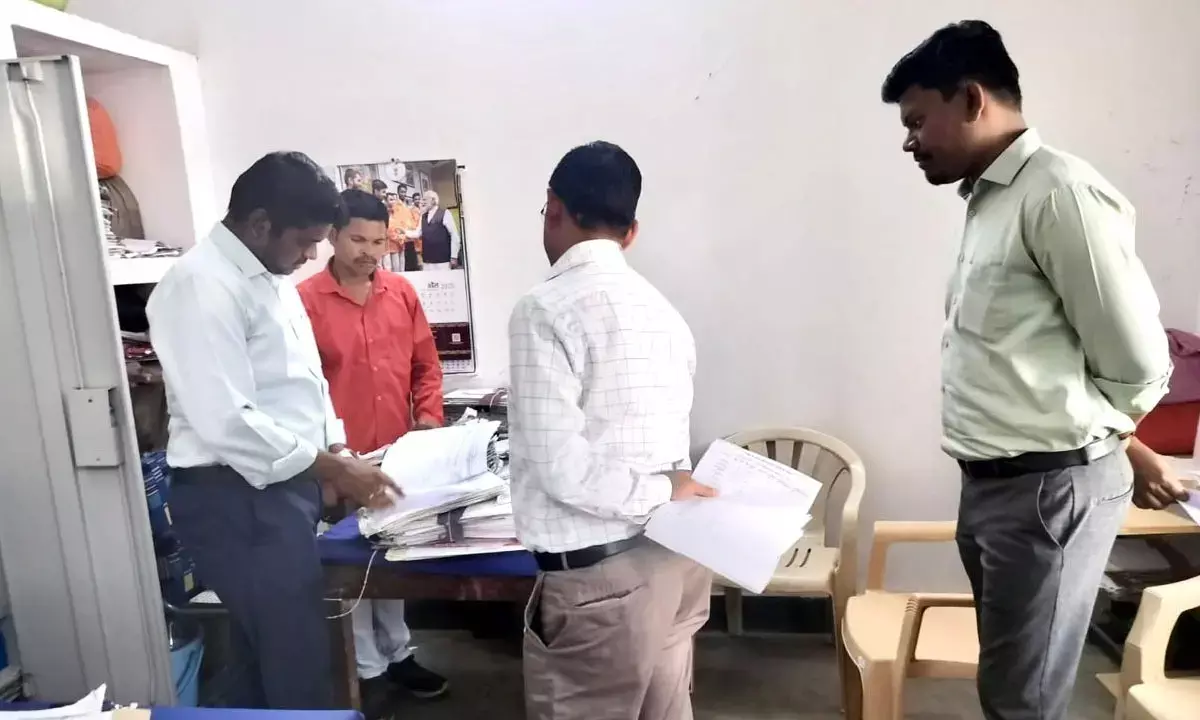 Jagdalpur News: एक्शन में कलेक्टर, नायब तहसीलदार को स्पष्टीकरण और रीडर को निलंबित करने के दिए निर्देश... Jagdalpur News: एक्शन में कलेक्टर, नायब तहसीलदार को स्पष्टीकरण और रीडर को निलंबित करने के दिए निर्देश...