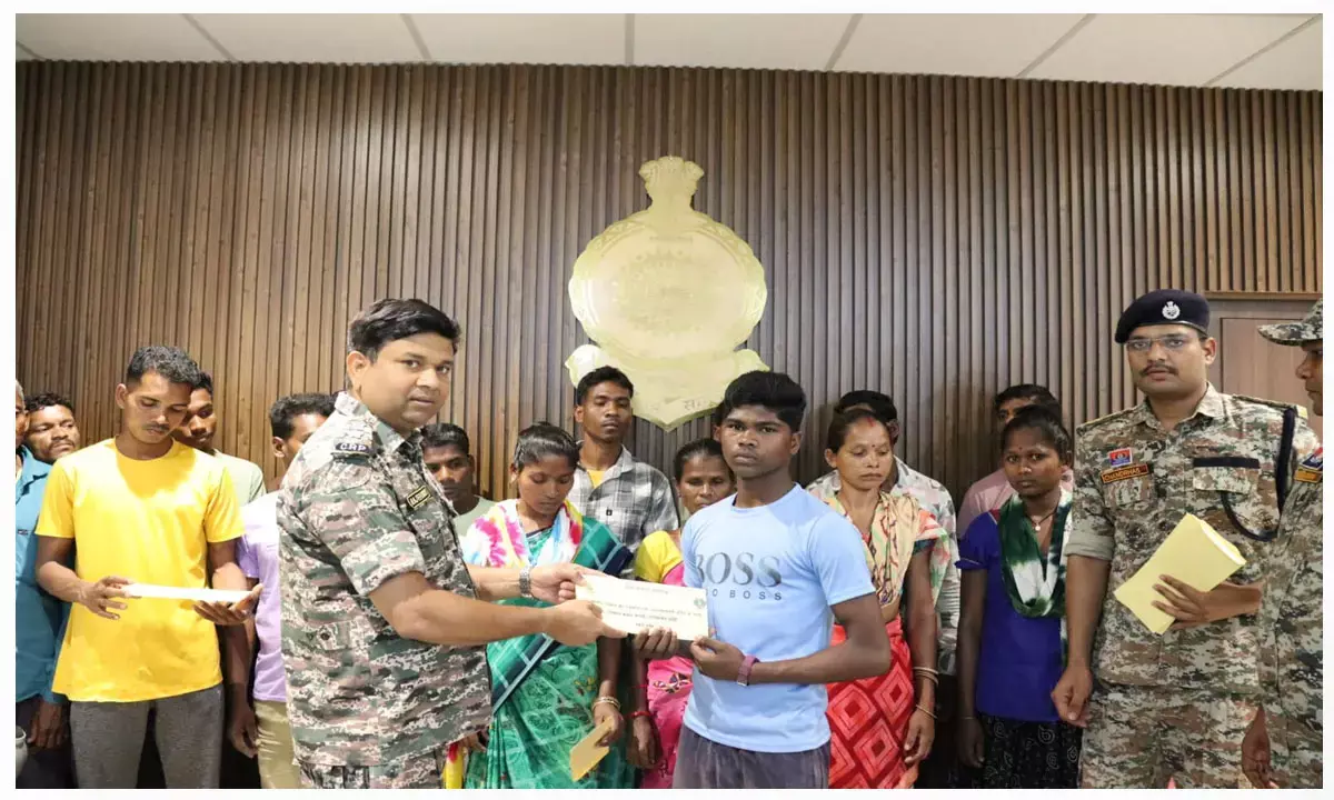 CG Naxal News: हथियार के साथ आत्मसमर्पण करने वाले नक्सलियों को सरकार देगी लाखों रूपए, LMG के बदले 5 लाख, एके-47 पर 4 लाख मिलेंगे... CG Naxal News: हथियार के साथ आत्मसमर्पण करने वाले नक्सलियों को सरकार देगी लाखों रूपए, LMG के बदले 5 लाख, एके-47 पर 4 लाख मिलेंगे...