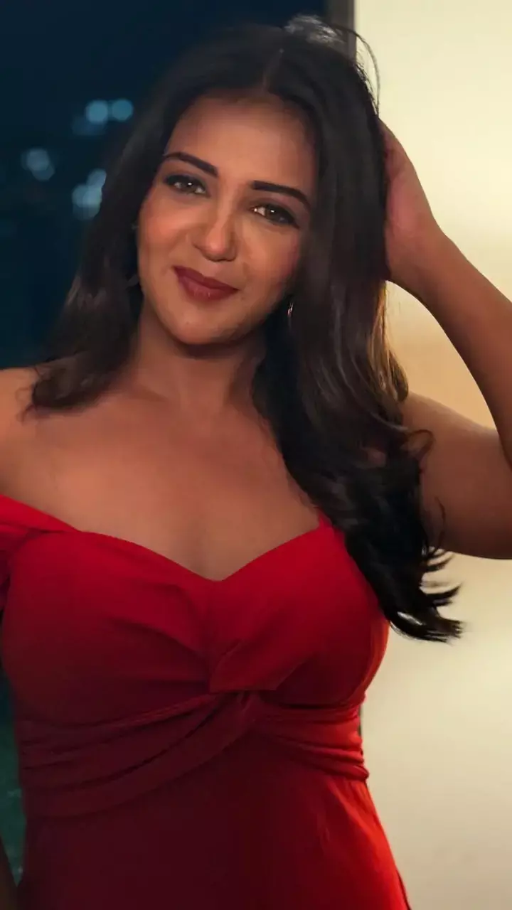 उफ्फ्फ, ये अदाएं! रेड ड्रेस में Gulki Joshi ने शेयर की हॉट तस्वीरें, देखिए...