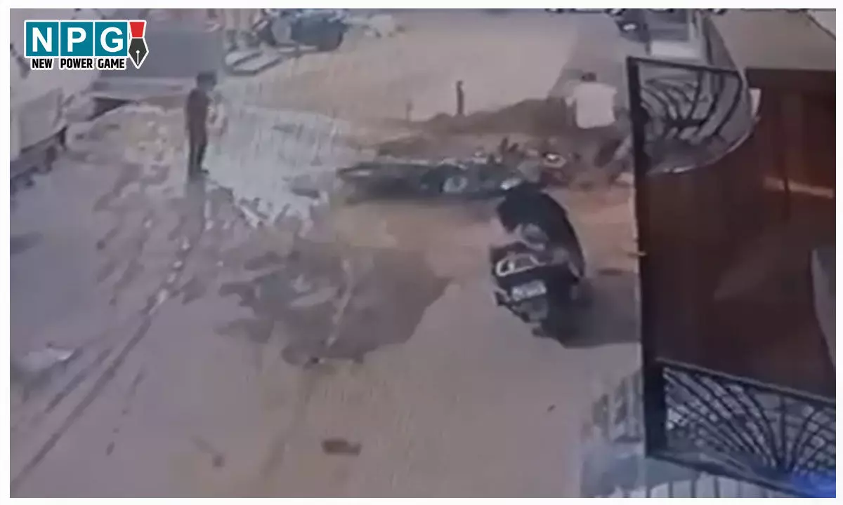 Raipur News: निगम के गड्ढे में तीन साल का बच्चा गिरा, फिर हीरों की तरह बाइक चला रहे युवक ने लगा दी छलांग... Raipur News: निगम के गड्ढे में तीन साल का बच्चा गिरा, फिर हीरों की तरह बाइक चला रहे युवक ने लगा दी छलांग...