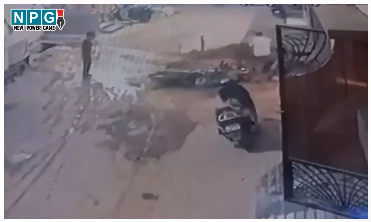 Raipur News: निगम के गड्ढे में तीन साल का बच्चा गिरा, फिर हीरों की तरह बाइक चला रहे युवक ने लगा दी छलांग... Raipur News: निगम के गड्ढे में तीन साल का बच्चा गिरा, फिर हीरों की तरह बाइक चला रहे युवक ने लगा दी छलांग...