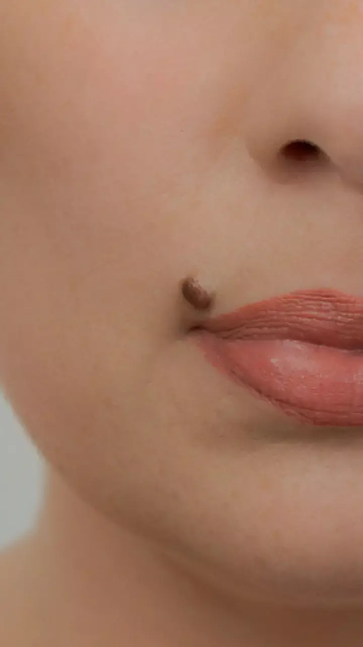 Samudrik Shastra: ये खास निशान बनाते हैं लड़कियों को बेहद भाग्यशाली, जानिए कौन-कौन से हैं वो संकेत