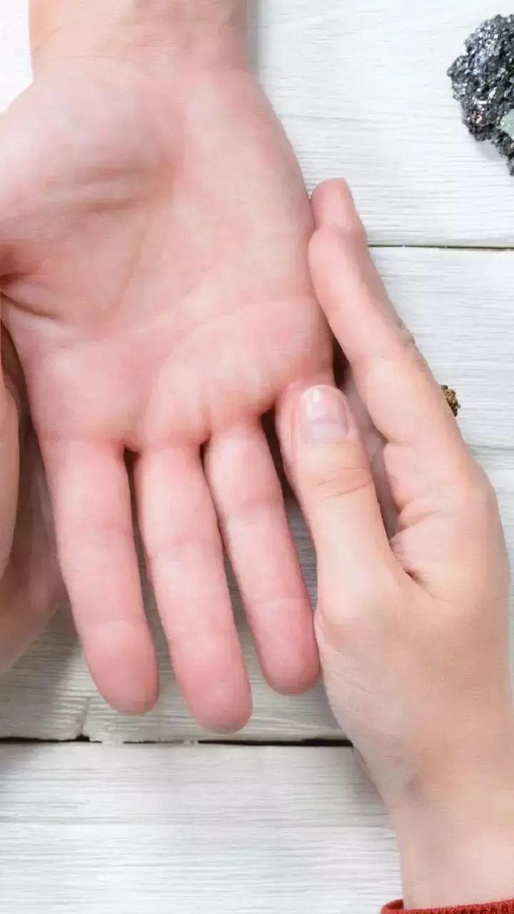 Samudrik Shastra: ऐसे चिन्हों वाले पुरुष होते हैं बेहद धनवान, किस्मत देती है हर कदम पर साथ