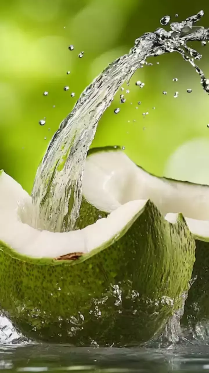 Coconut Water Side Effects: नारियल पानी पीने से पहले जानें ये बातें! गलती बना सकती है नारियल पानी को ज़हर