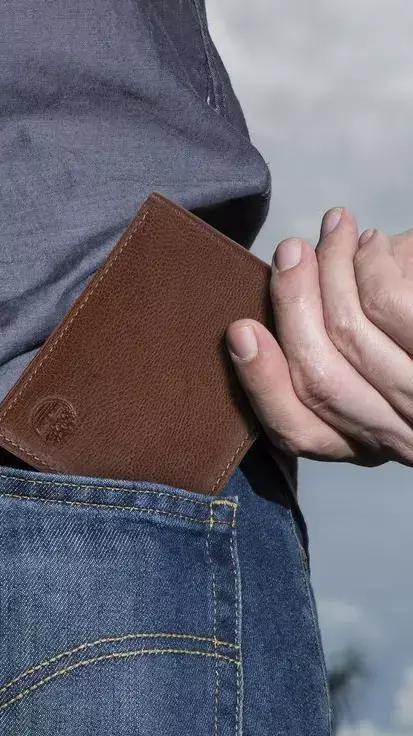 Vastu Tips For Money: क्या आप भी जेब में रख लेते हैं कुछ भी चीजें, तो हो जायें सावधान वरना हो जायेंगे कंगाल