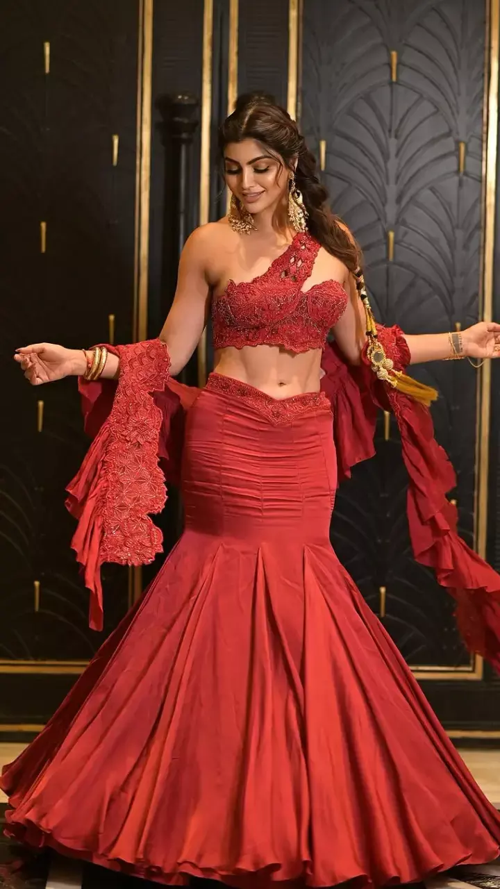 Akanksha Puri ने रेड ड्रेस में ढाया कहर, लगाई बोल्डनेस का जबरदस्त तड़का...