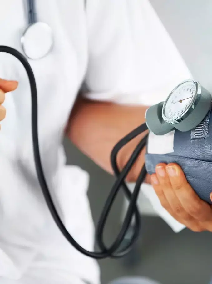 High BP Control Kaise Kare: अचानक बीपी बढ़ जाए तो कैसे कंट्रोल करें? इन टिप्स को जरूर रखें याद