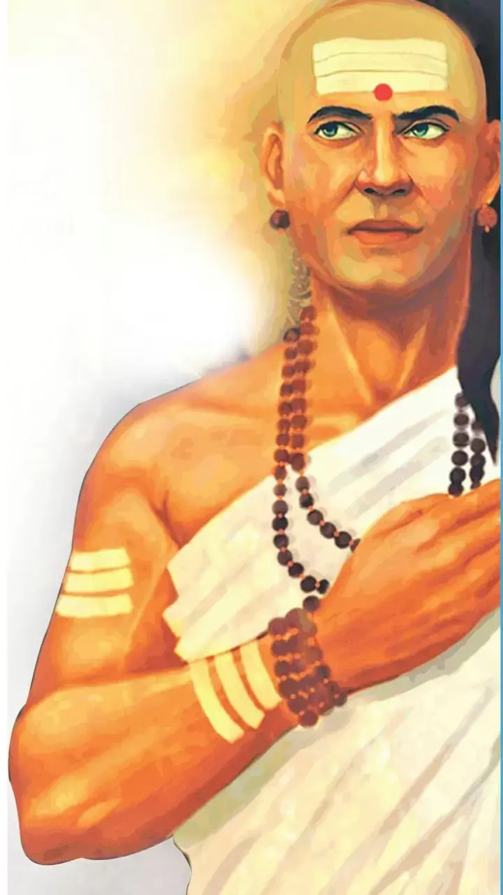 Chanakya Niti: हमेशा अधूरी रह जाती है ऐसी महिलाओं की इच्छाएं, जीवन में रह जाती हैं पीछे