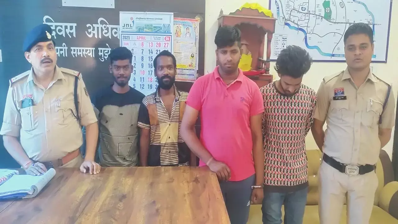 Bilaspur News: बीच सड़क बर्थ डे मना रहे युवकों पर पुलिस ने जमकर की पिटाई और भेजा जेल...