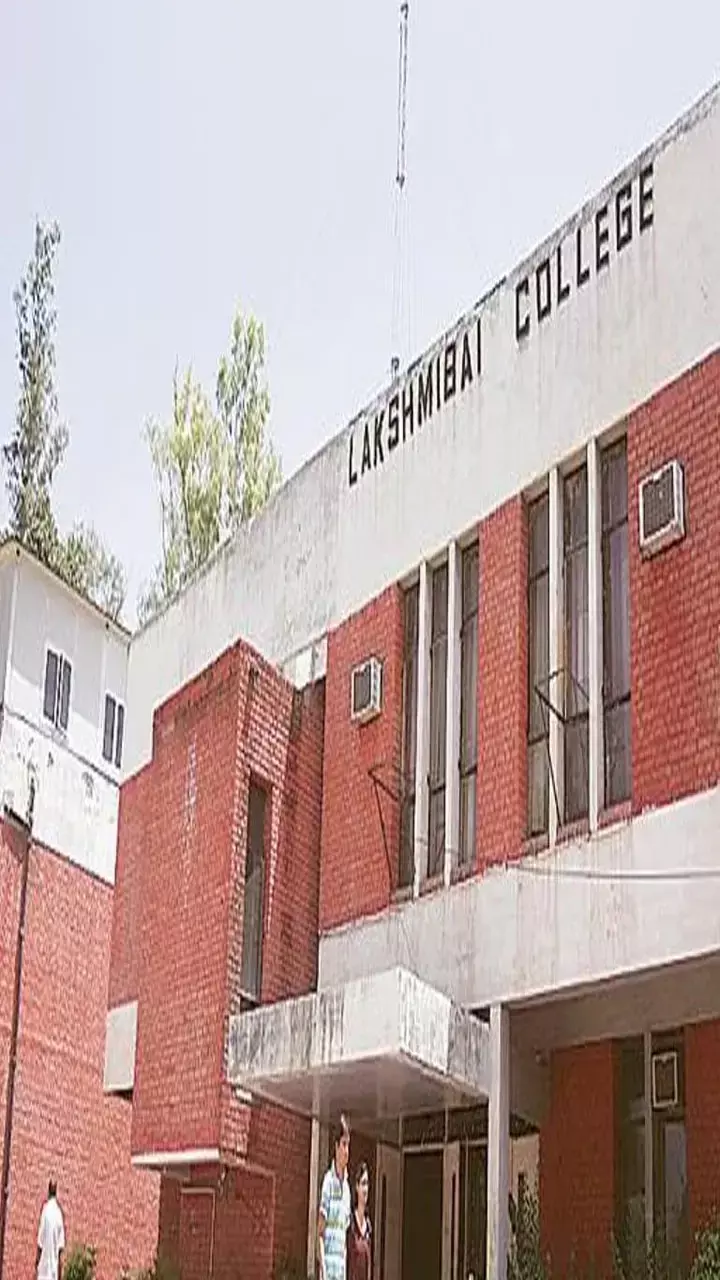 Laxmibai College Principal: DU की प्रिंसिपल ने क्लासरूम में लगाया गोबर! VC बोले- ये यूनिवर्सिटी है या गौशाला?