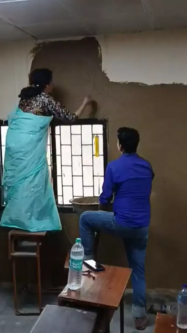 Laxmibai College Principal: DU की प्रिंसिपल ने क्लासरूम में लगाया गोबर! VC बोले- ये यूनिवर्सिटी है या गौशाला?