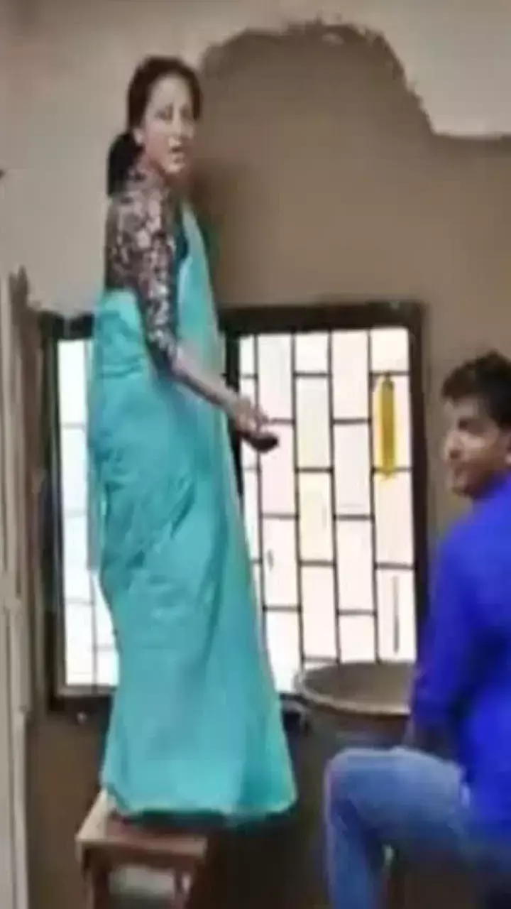 Laxmi Bai College Principal: क्या दीवार पर गोबर लगाने से गर्मी कम लगती है? जानिए वायरल वीडियो के पीछे क्या है सच्चाई