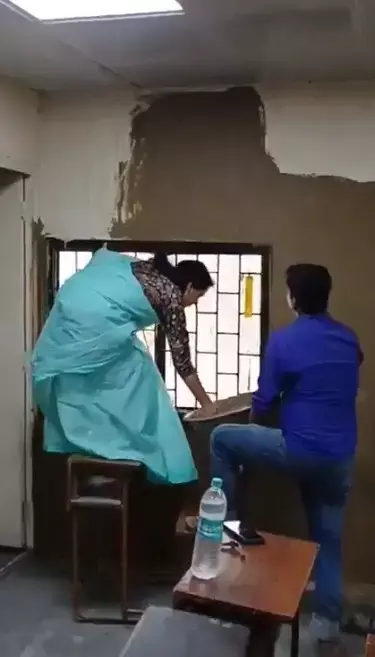 Laxmi Bai College Principal: क्या दीवार पर गोबर लगाने से गर्मी कम लगती है? जानिए वायरल वीडियो के पीछे क्या है सच्चाई