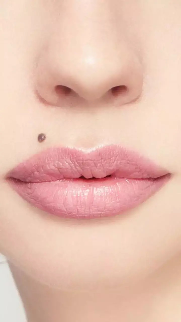 Samudrik Shastra: इस हिस्से पर है तिल, आपके रोमांटिक नेचर और किस्मत का बड़ा संकेत