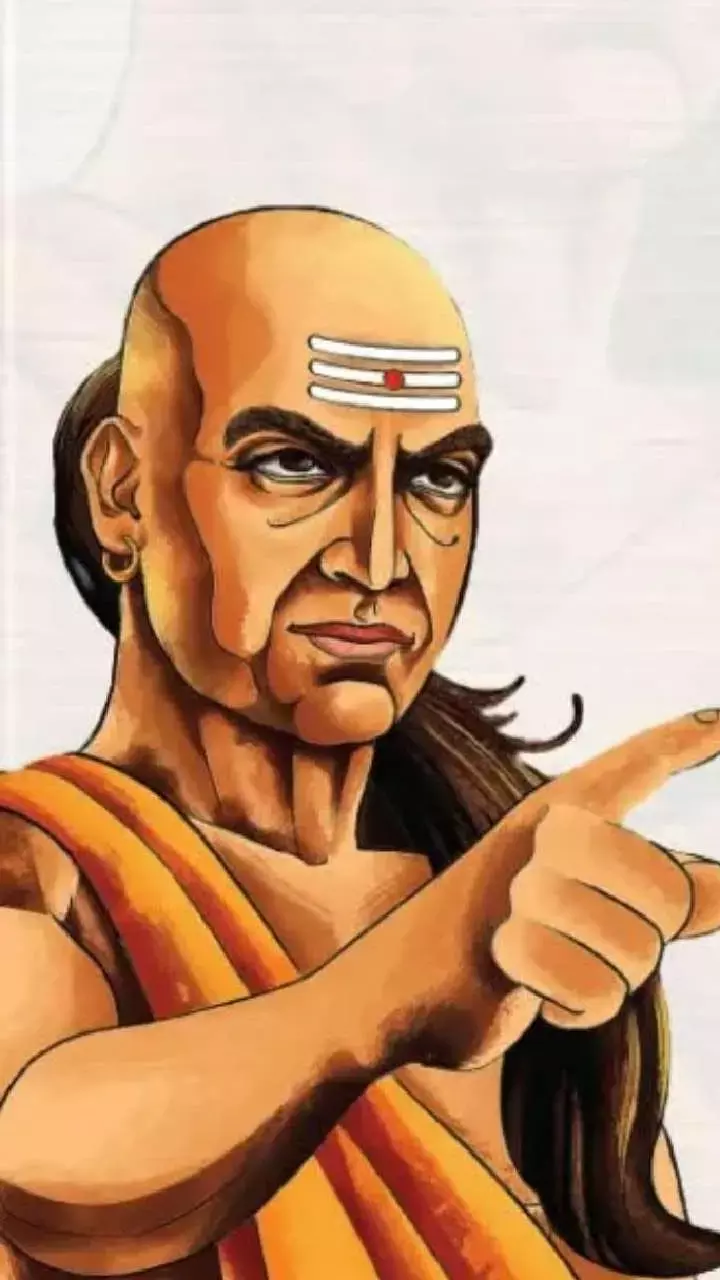 Chanakya Niti: इन मामलों में महिलाएं पुरुषों की ‘टीचर’ होती हैं, चाणक्य ने खुद मानी बात!