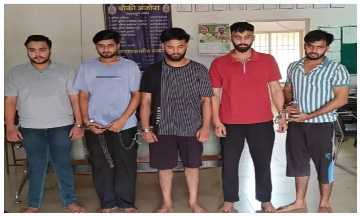 Durg News: थाने में पिट गई पुलिस, सटोरियों ने एक आरक्षक की वर्दी भी फाड़ दी, पांच चढ़े पुलिस के हत्थे Durg News: थाने में पिट गई पुलिस, सटोरियों ने एक आरक्षक की वर्दी भी फाड़ दी, पांच चढ़े पुलिस के हत्थे