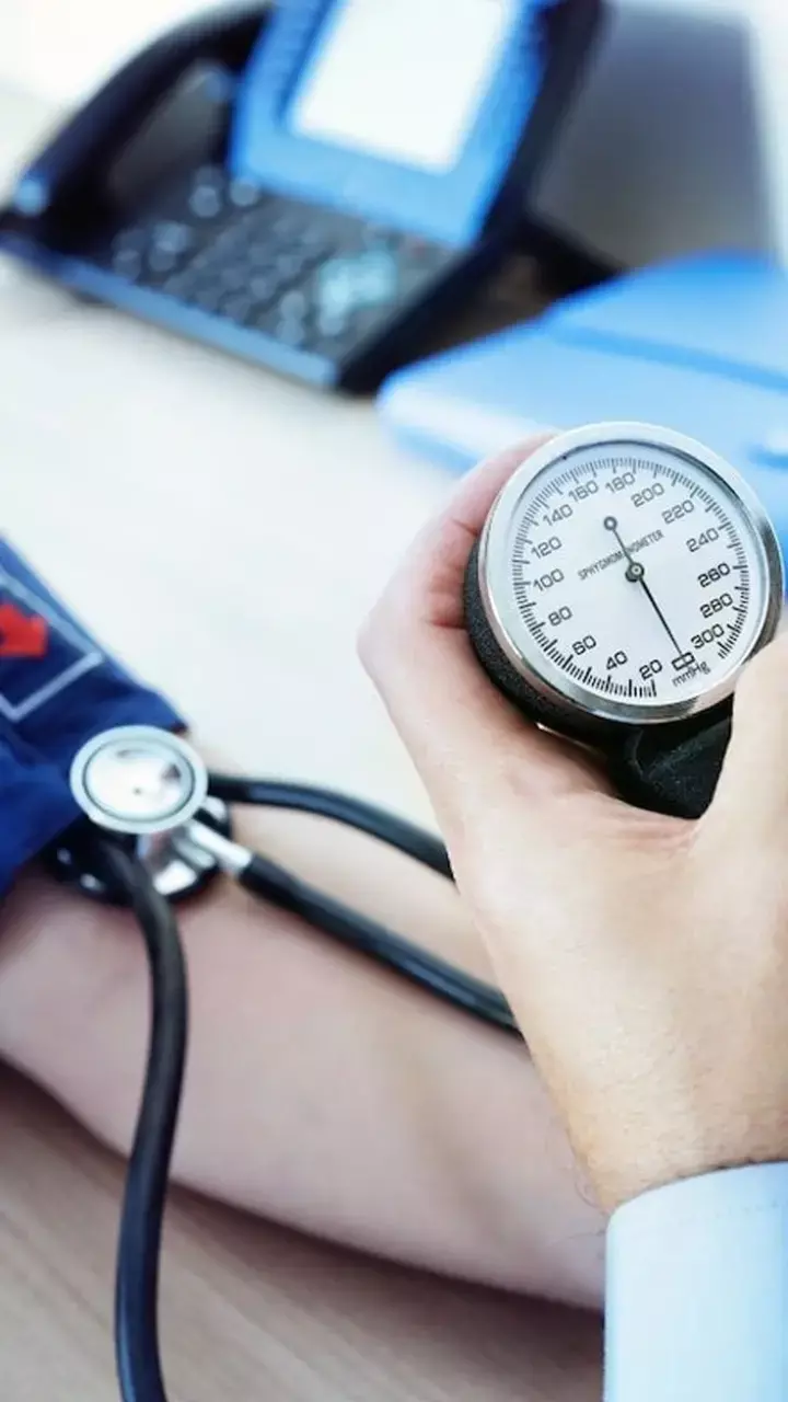 Low BP Treatment At Home: अचानक बीपी लो हो जाने पर क्या करना चाहिए?