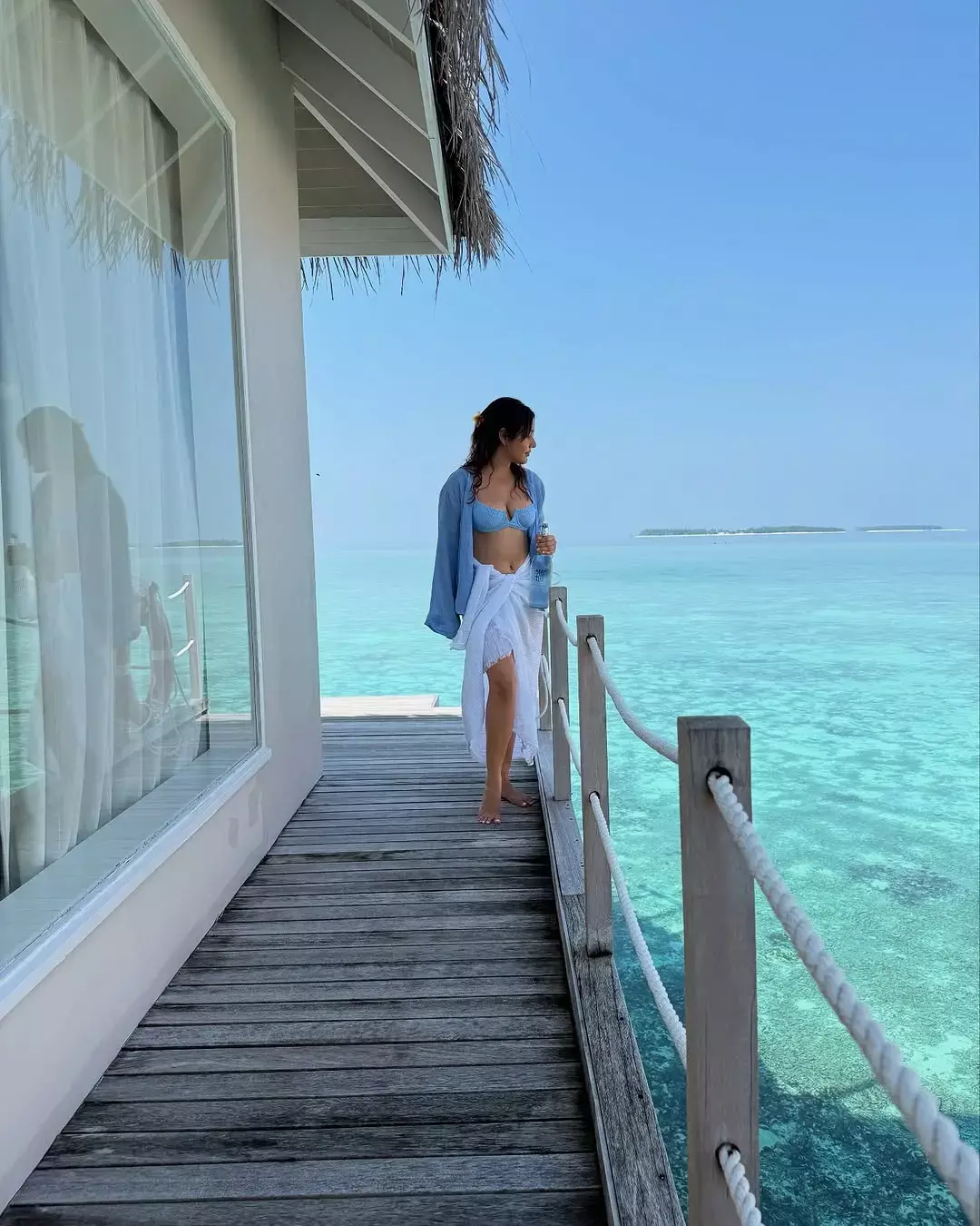 व्हाइट स्विमसूट पहन Neha Sharma ने पानी में लगाई आग, देखिए एक्ट्रेस की हॉटनेस तस्वीरें...