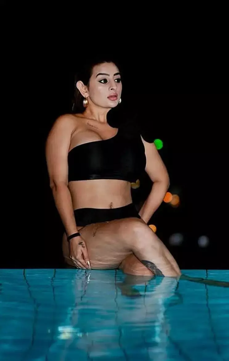 ब्लैक स्विमसूट पहन Ankita Dave ने दिखाई हॉट पोज, पानी में उतार लगाई आग...