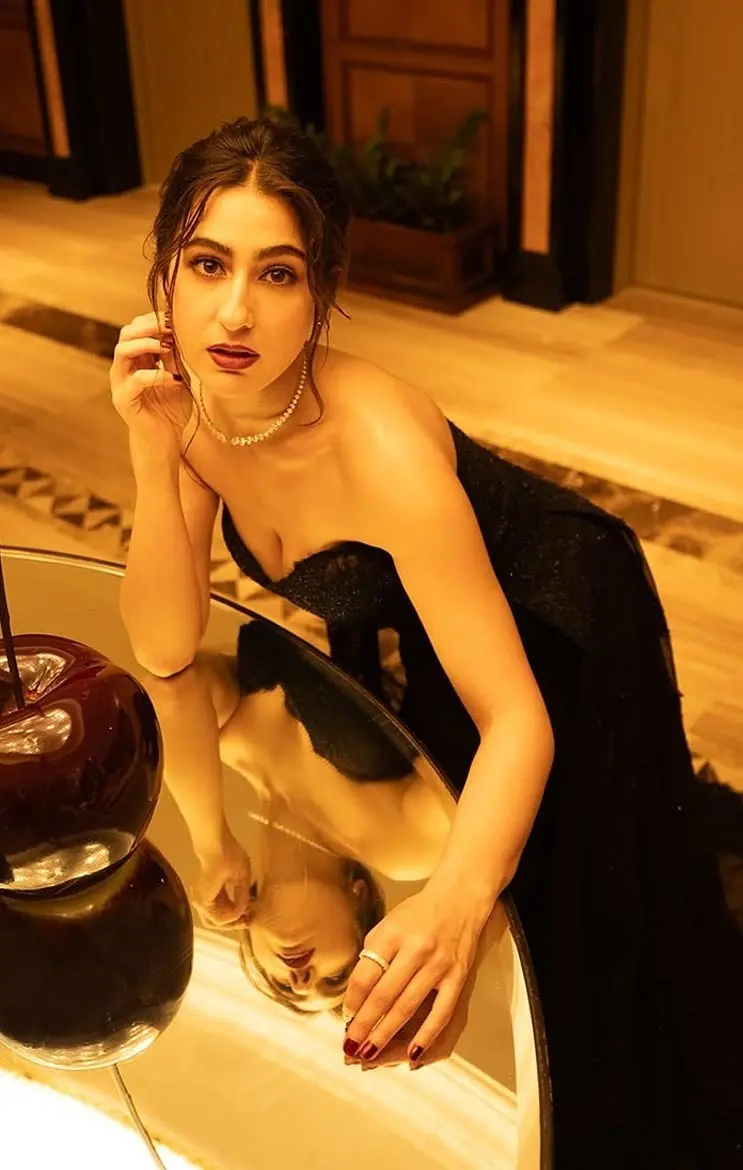 ब्लैक गाउन में Sara Ali Khan का ग्लैम लुक वायरल, फोटोज ने मचाया इंटरनेट पर धमाल...