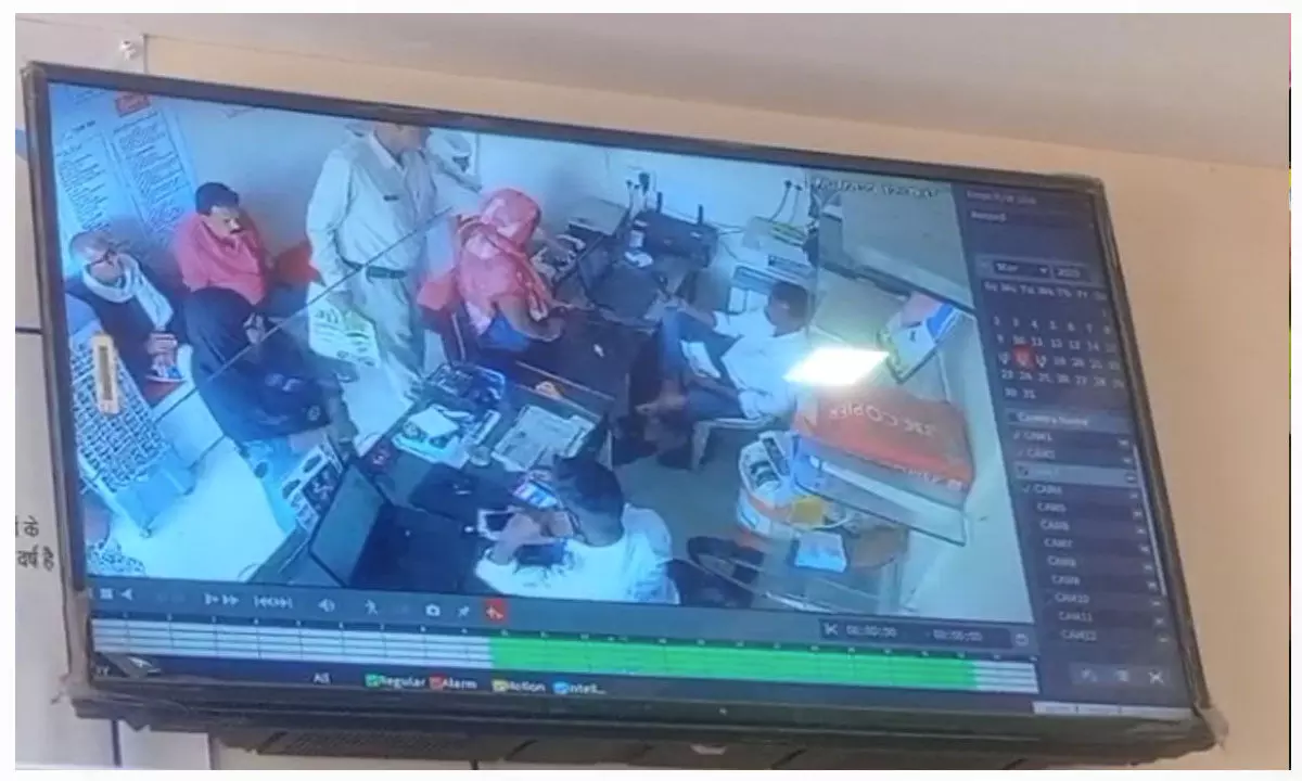 Sarguja News: पुलिसवाला मोबाइल चोर, CCTV में कैद हुई घटना, देखें वीडियो... Sarguja News: पुलिसवाला मोबाइल चोर, CCTV में कैद हुई घटना, देखें वीडियो...