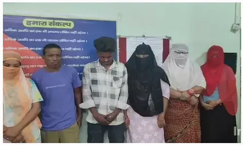 Raigarh News: लाॅज में देह व्यापार, कमरे में आपत्तिजनक हालत में पकड़ें गए युवक-युवतियां...