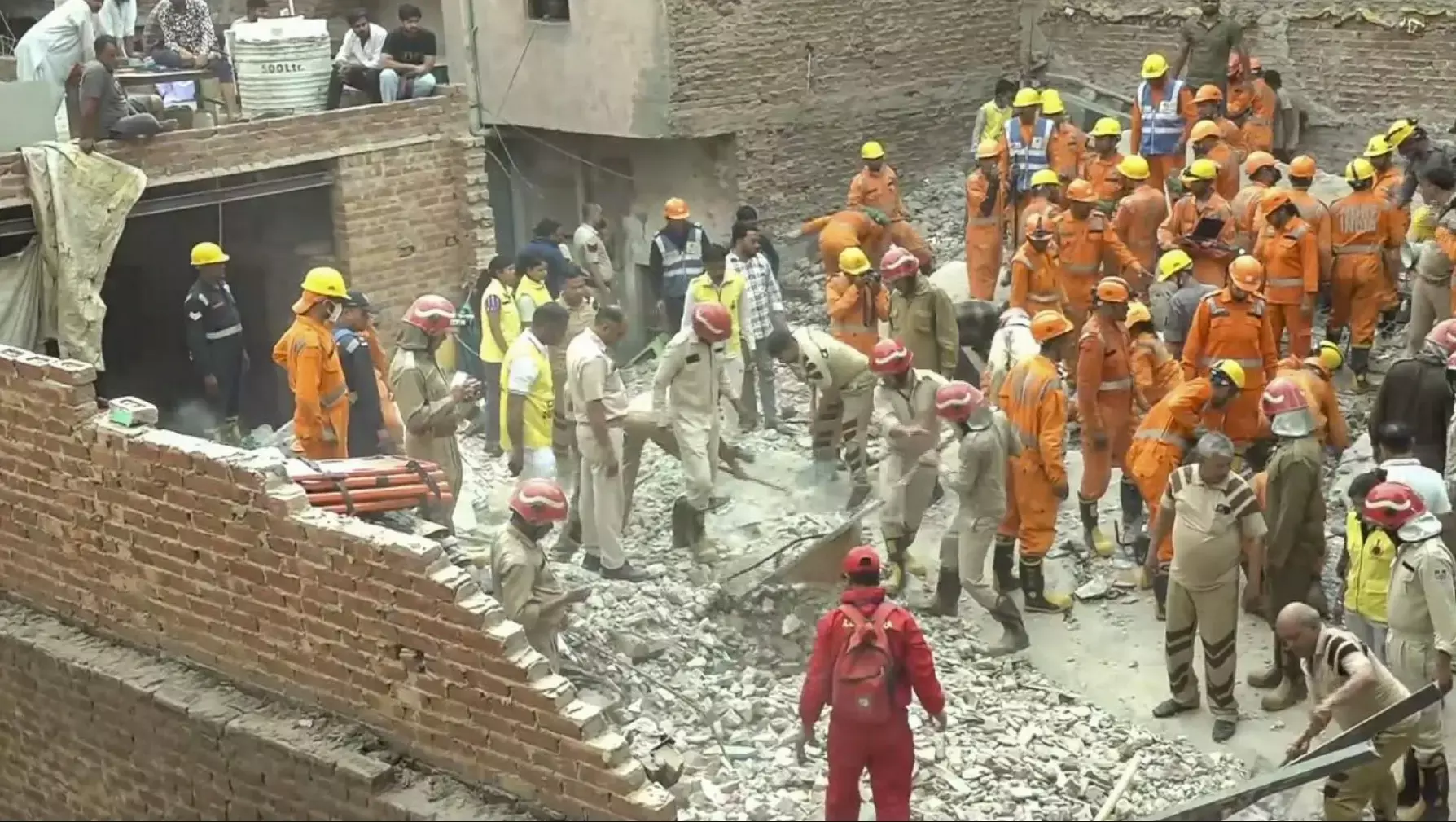 Delhi Building Collapsed Video: दिल्ली के मुस्तफाबाद में ढह गई 4 मंजिला इमारत, 4 की मौत, कई लोगों के फंसे होने की आशंका, देखें वीडियो
