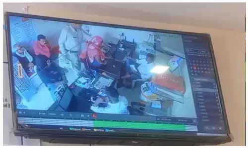 Sarguja News: पुलिसवाला मोबाइल चोर, CCTV में कैद हुई घटना, देखें वीडियो...