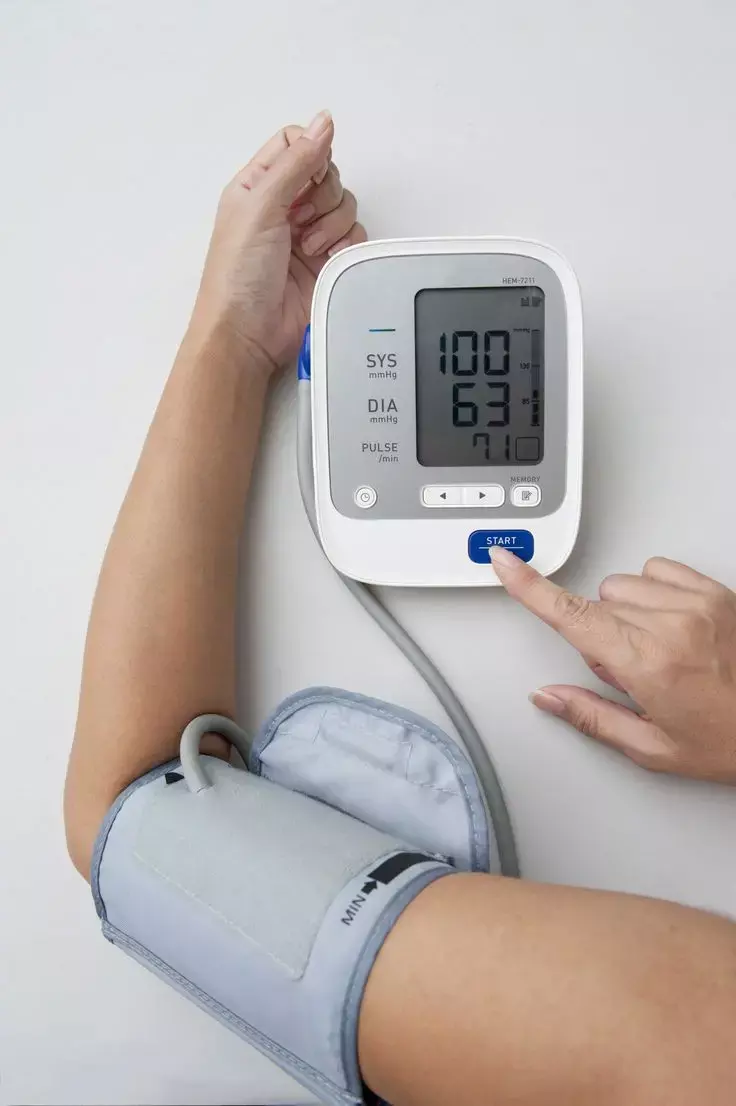 Low BP Treatment At Home: बीपी लो होने पर कौन सा फल खाना चाहिए?