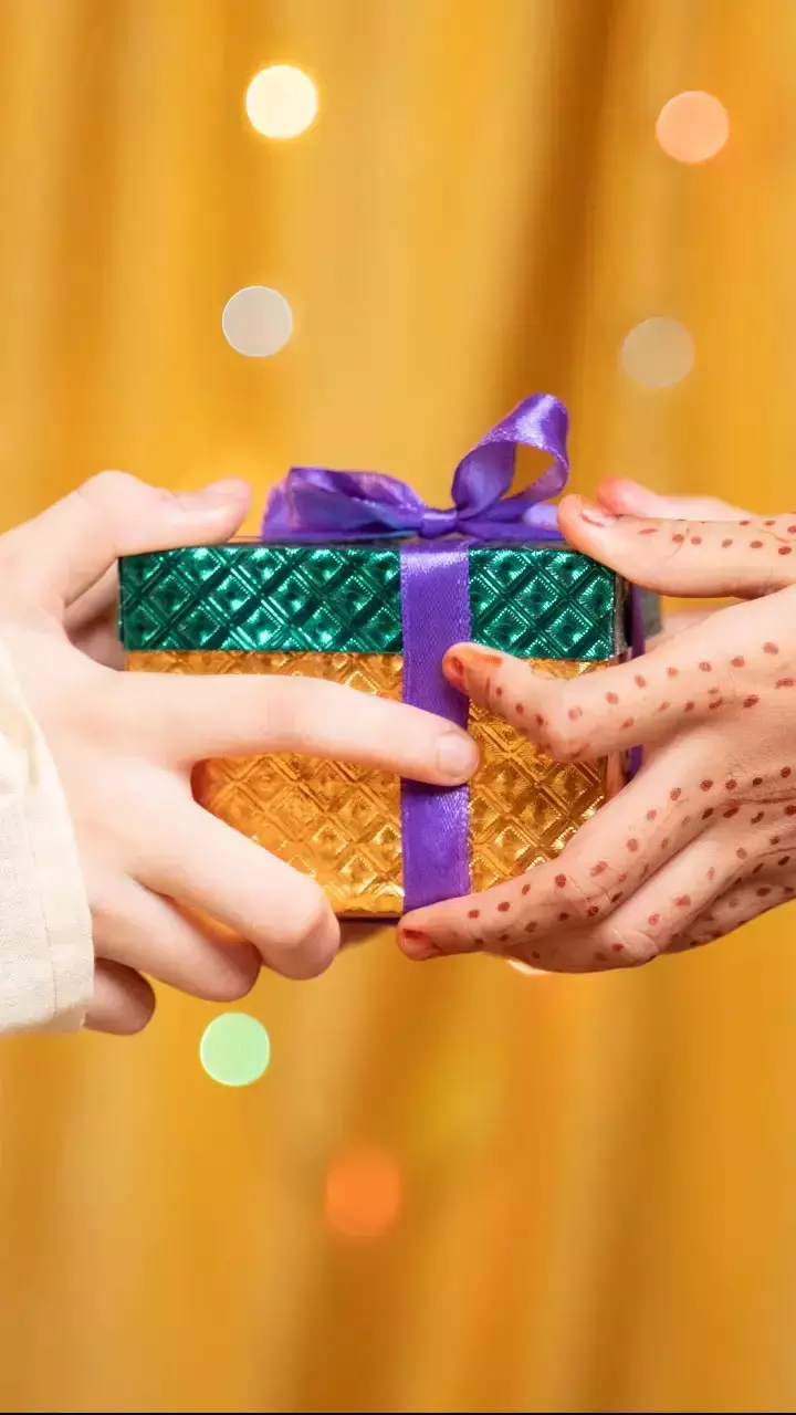 Vastu Tips For Gifts: इन चीजों का उपहार देने से बचें, रिश्तों में आ सकती हैं दुरियां