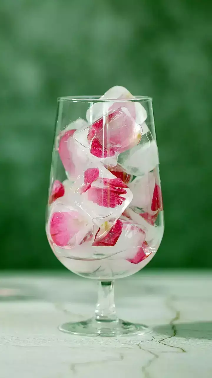 Rose Water Ice Cubes For Skin: चेहरे पर निखार चाहिए? ट्राई करें गुलाब जल के आइस क्यूब्स