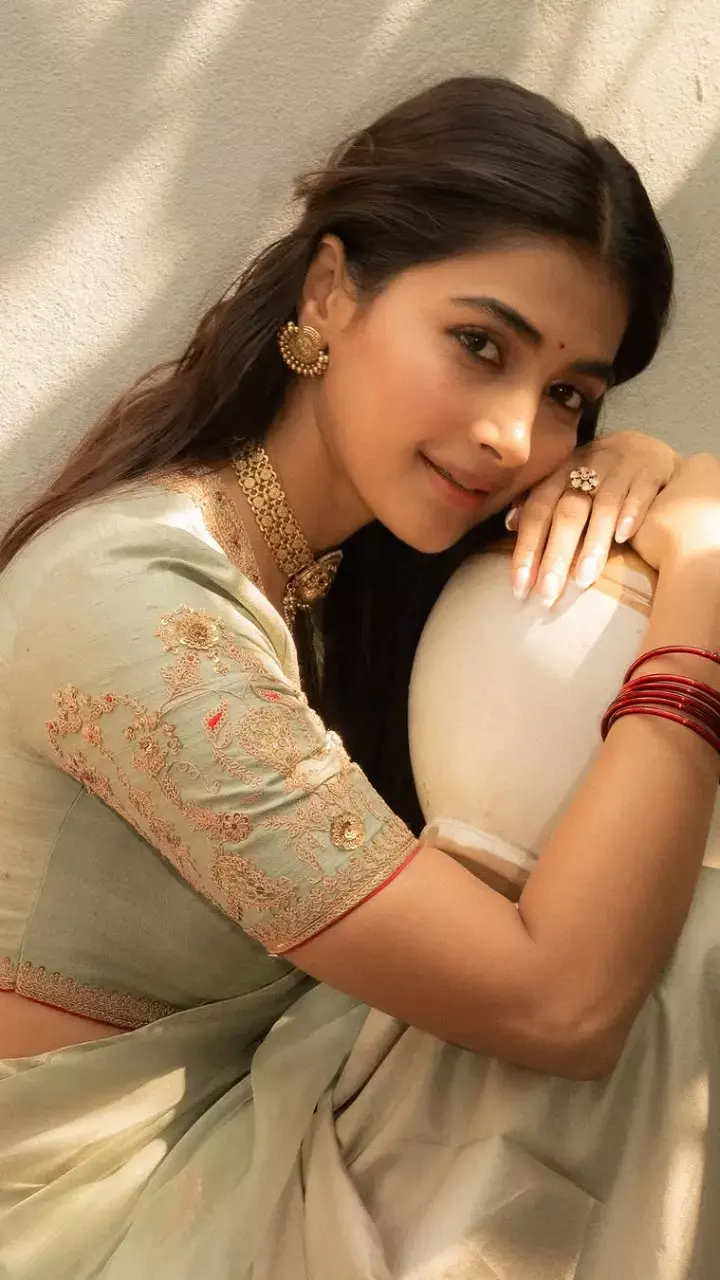 साउथ वाली साडी में Pooja Hegde ने ढाया कहर, लेटेस्ट लुक देख उड़े फैंस के होश...