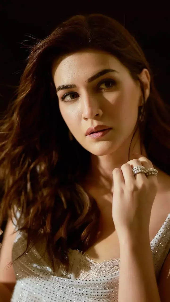 व्हाइट गाउन में Kriti Sanon ने बिखेरा हुस्न का जलवा, हॉटनेस देख घायल हुए लोग...