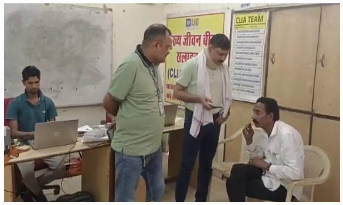 CG Bribe-Taking Patwari: पटवारी गिरफ्तार, किसान से 10 हजार की रिश्वत लेते एसीबी ने पकड़ा, मचा हड़कंप... CG Bribe-Taking Patwari: पटवारी गिरफ्तार, किसान से 10 हजार की रिश्वत लेते एसीबी ने पकड़ा, मचा हड़कंप...