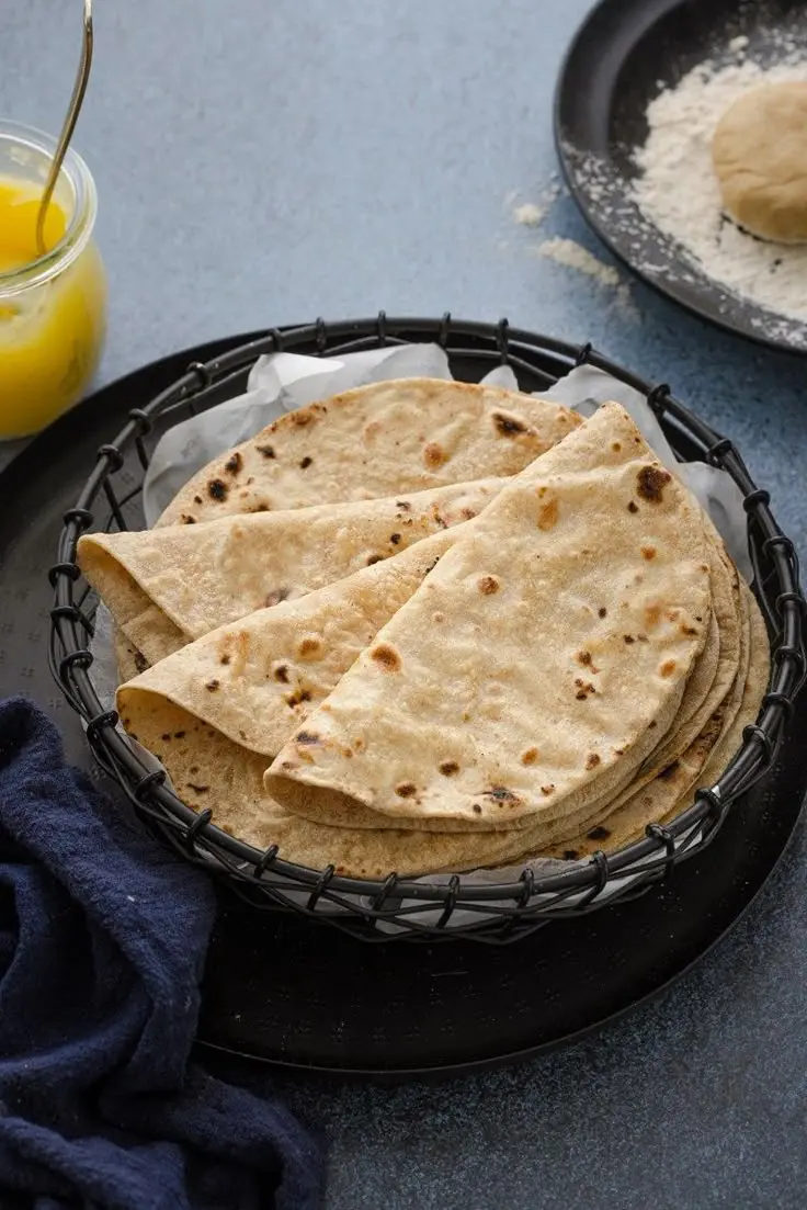 Vastu Tips For Roti: रोटी बनाते समय भूलकर भी न करें ये गलतियां! वरना मां लक्ष्मी हो जाएगी नाराज